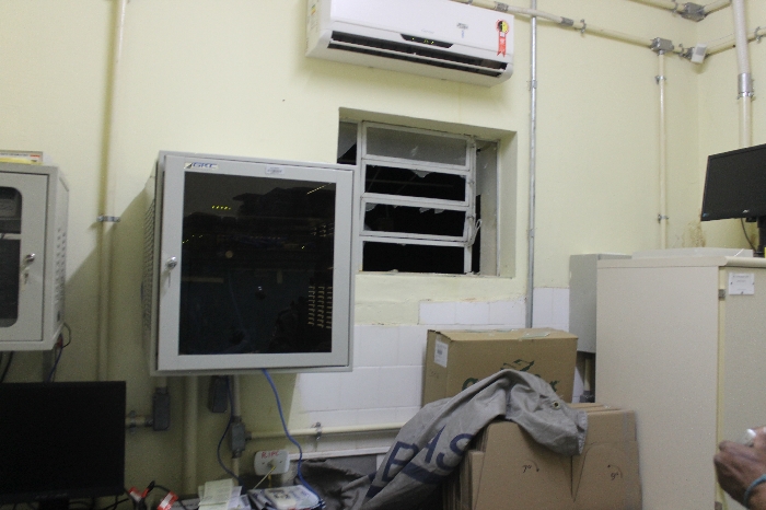 Agência dos Correios sofre tentativa de arrombamento em SRN 2 assalto correrios tentativa 2013 09 06 srna02