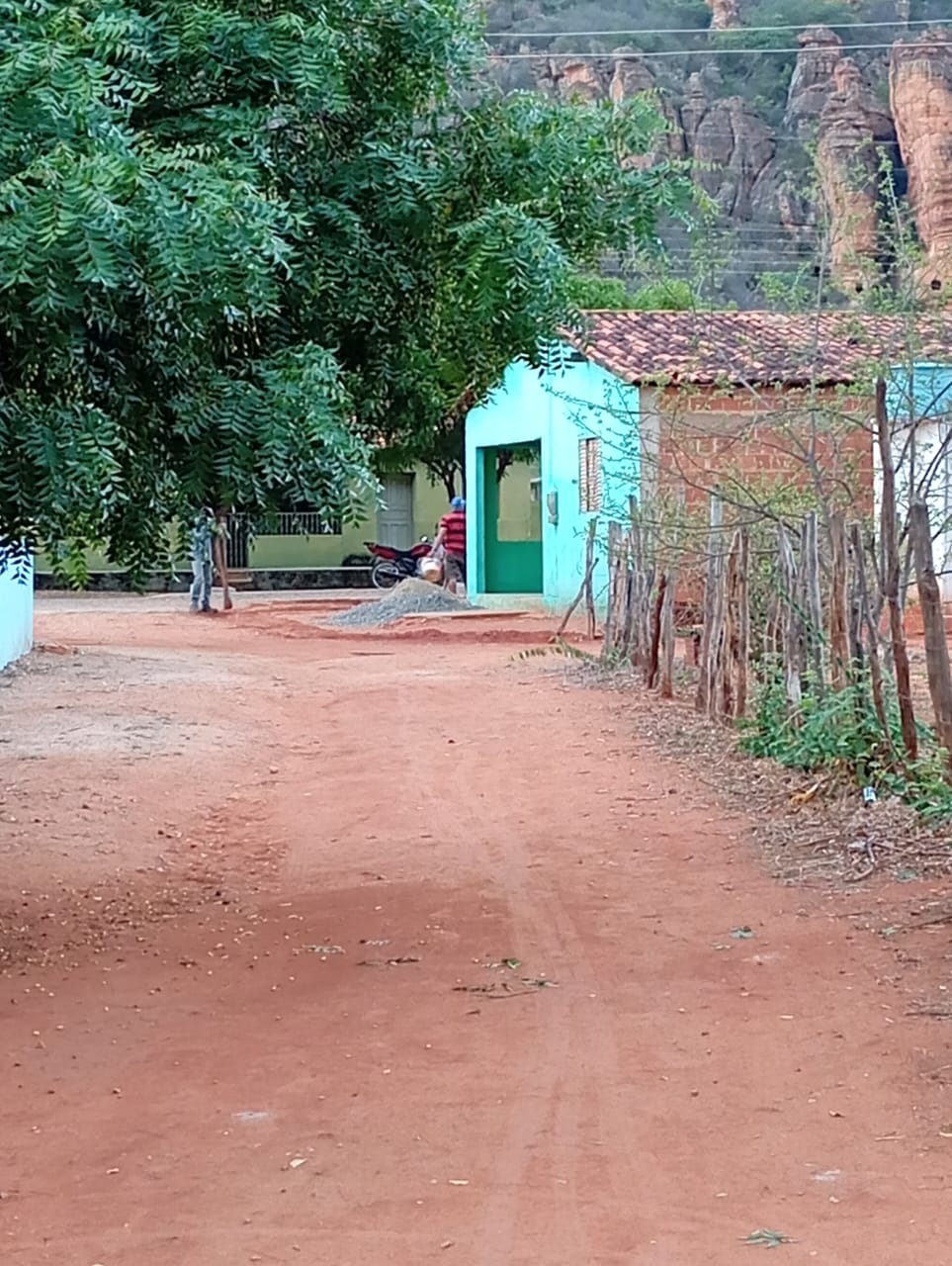 Rua está sendo isolada com a construção de muro.